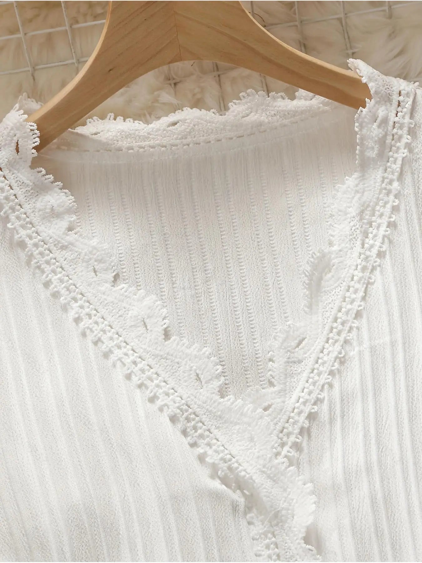 v yakalı bluz dantel aplikasyonlu